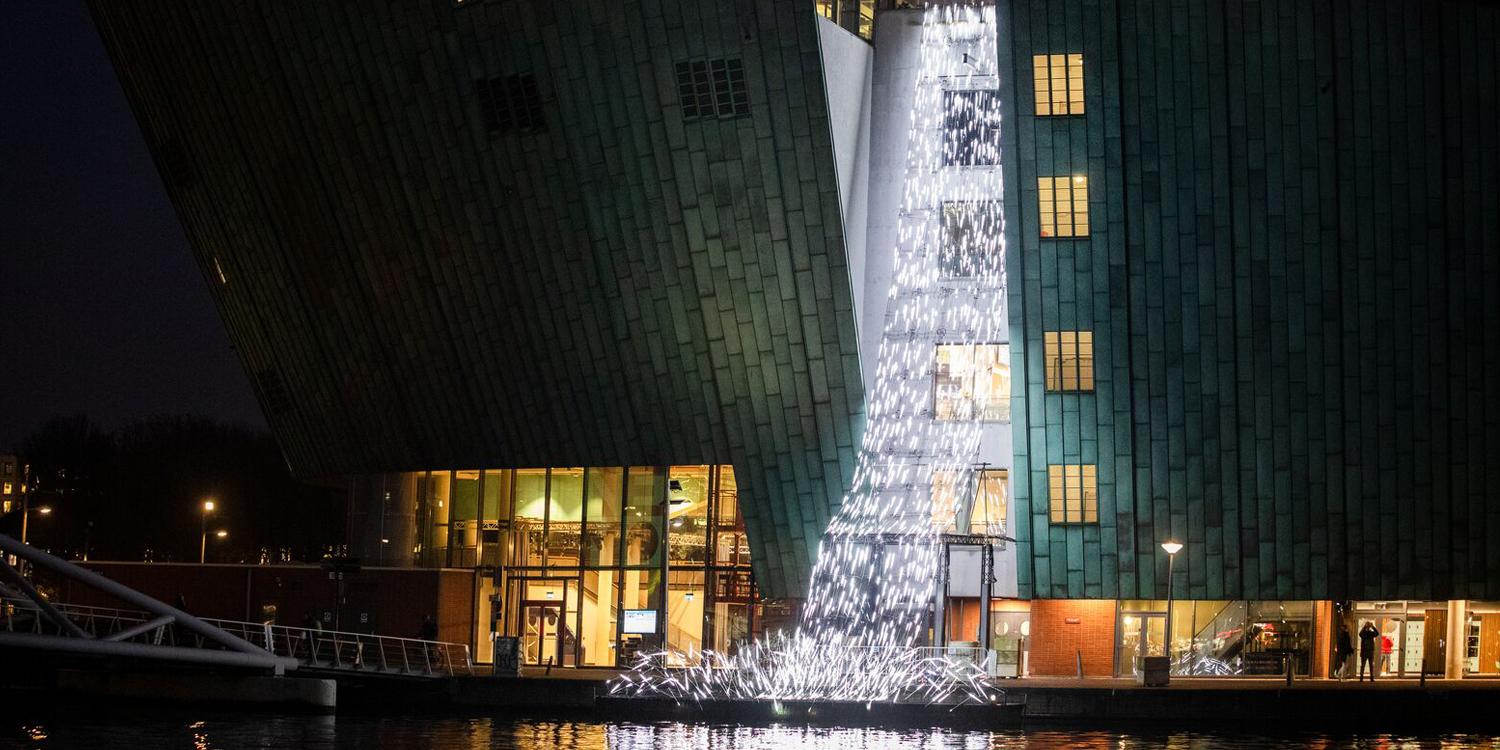 Lichtkunst Amsterdam Light Festival gezien vanaf een privé boot